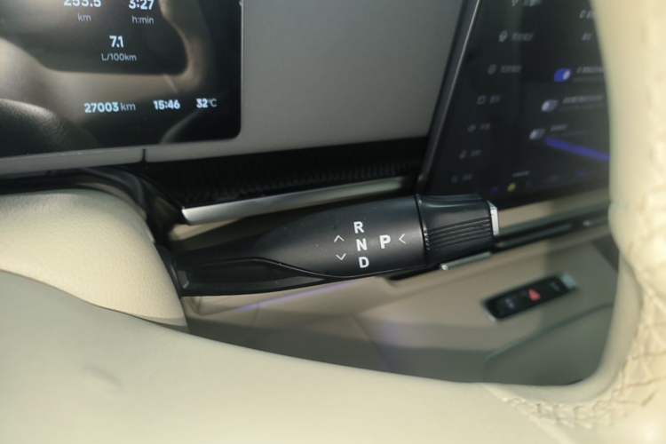 Used VOYAH Dream 2025 PHEV Four-Wheel Drive Prestige Kunpeng Edition Gear Lever