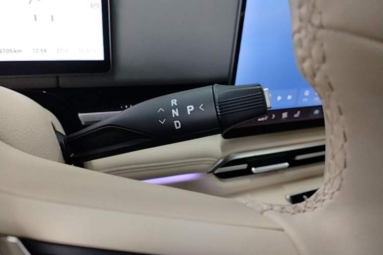 Used VOYAH Dream 2025 PHEV Four-Wheel-Drive Flagship Kunpeng Edition Gear Lever
