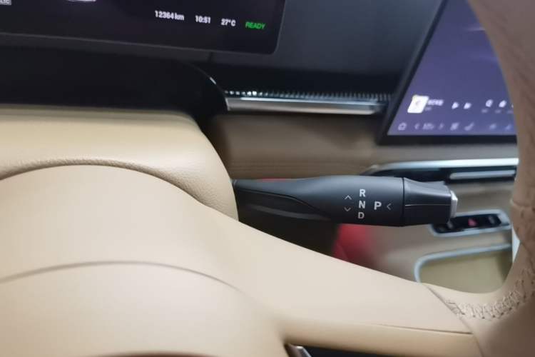 Used VOYAH Dream 2025 PHEV Four-Wheel Drive Prestige Kunpeng Edition Gear Lever