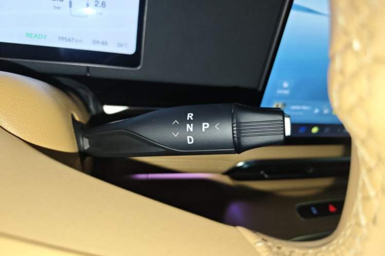 Used VOYAH Dream 2025 PHEV Four-Wheel Drive Prestige Kunpeng Edition Gear Lever