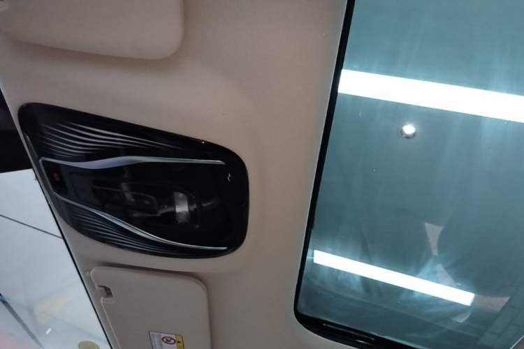 Used VOYAH Dream 2025 PHEV Four-Wheel Drive Prestige Kunpeng Edition Headliner