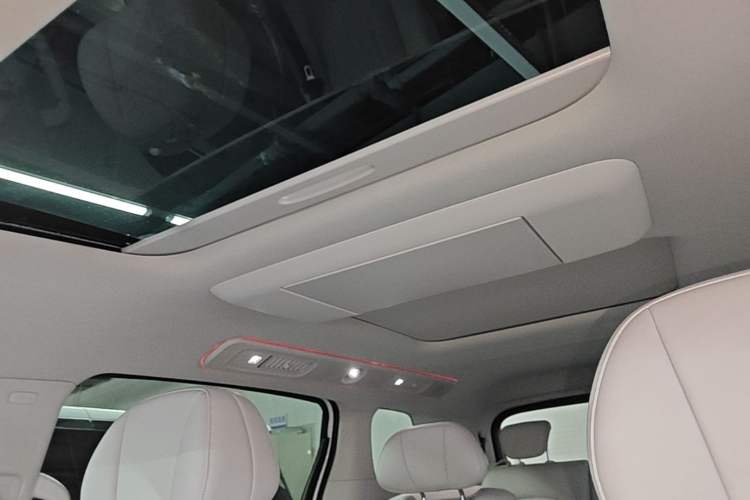 Used VOYAH Dream 2025 PHEV Four-Wheel Drive Prestige Kunpeng Edition Headliner