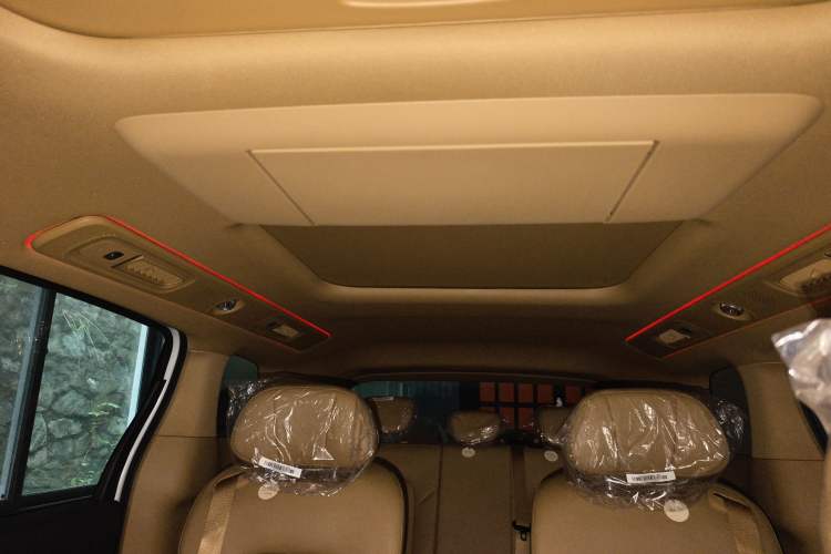 Used VOYAH Dream 2025 PHEV Four-Wheel Drive Prestige Kunpeng Edition Headliner