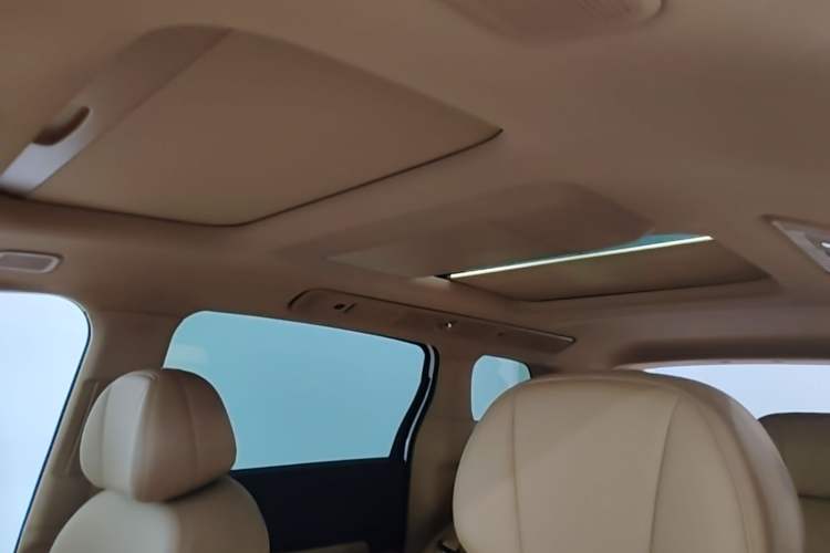 Used VOYAH Dream 2025 PHEV Four-Wheel Drive Prestige Kunpeng Edition Headliner