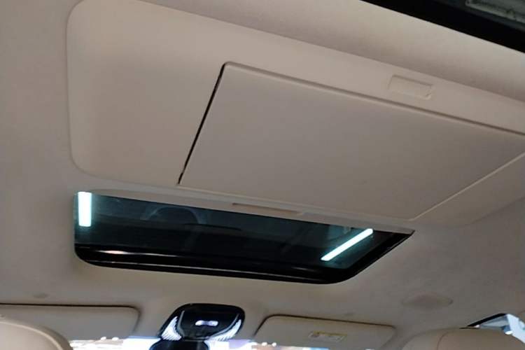Used VOYAH Dream 2025 PHEV Four-Wheel-Drive Flagship Kunpeng Edition Headliner