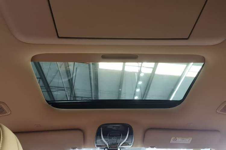 Used VOYAH Dream 2025 PHEV Four-Wheel Drive Prestige Kunpeng Edition Headliner