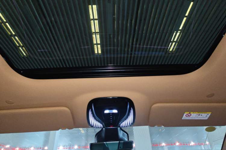 Used VOYAH Dream 2025 PHEV Four-Wheel Drive Prestige Kunpeng Edition Headliner