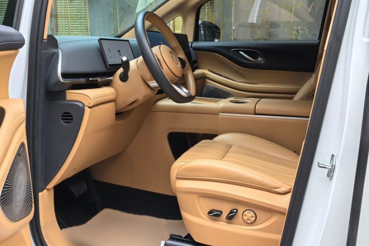 Used VOYAH Dream 2025 PHEV Four-Wheel-Drive Flagship Kunpeng Edition Interior 2