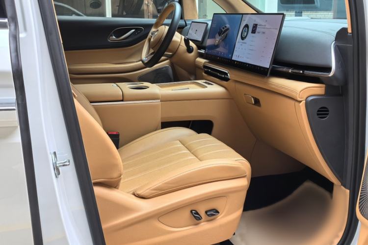 Used VOYAH Dream 2025 PHEV Four-Wheel-Drive Flagship Kunpeng Edition Interior 4