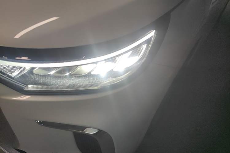 Used VOYAH Dream 2025 PHEV Four-Wheel Drive Prestige Kunpeng Edition Left Front Headlight
