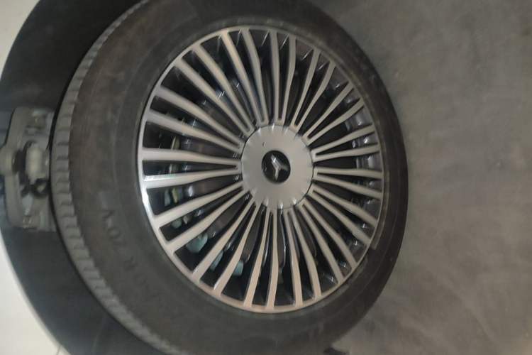 Used VOYAH Dream 2025 PHEV Four-Wheel Drive Prestige Kunpeng Edition Left Front Wheel Hub