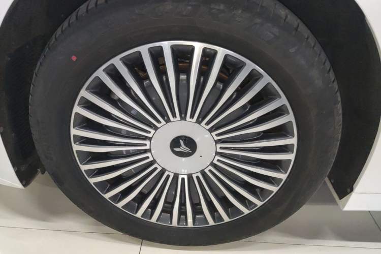 Used VOYAH Dream 2025 PHEV Four-Wheel Drive Prestige Kunpeng Edition Left Front Wheel Hub