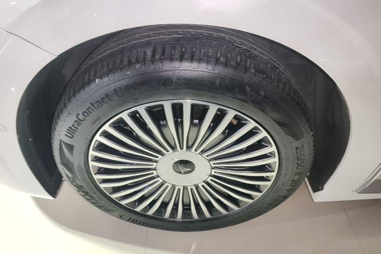 Used VOYAH Dream 2025 PHEV Four-Wheel Drive Prestige Kunpeng Edition Left Front Wheel Hub