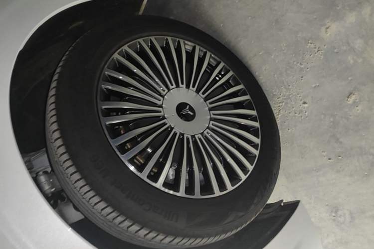 Used VOYAH Dream 2025 PHEV Four-Wheel Drive Prestige Kunpeng Edition Left Front Wheel Hub