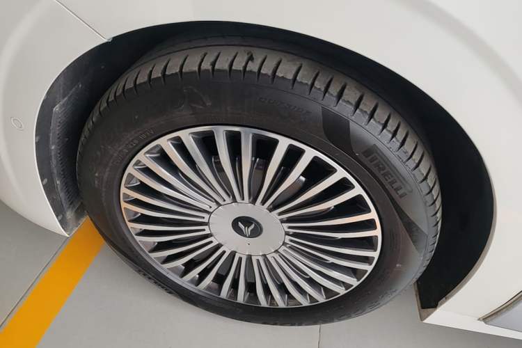 Used VOYAH Dream 2025 PHEV Four-Wheel-Drive Flagship Kunpeng Edition Left Front Wheel Hub