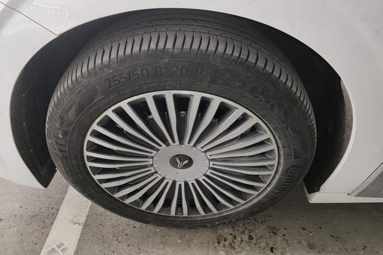 Used VOYAH Dream 2025 PHEV Four-Wheel Drive Prestige Kunpeng Edition Left Front Wheel Hub