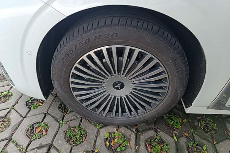 Used VOYAH Dream 2025 PHEV Four-Wheel Drive Excellence Kunpeng Edition Left Front Wheel Hub