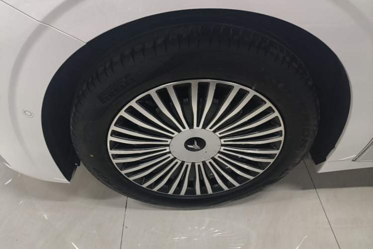 Used VOYAH Dream 2025 PHEV Four-Wheel Drive Prestige Kunpeng Edition Left Front Wheel Hub