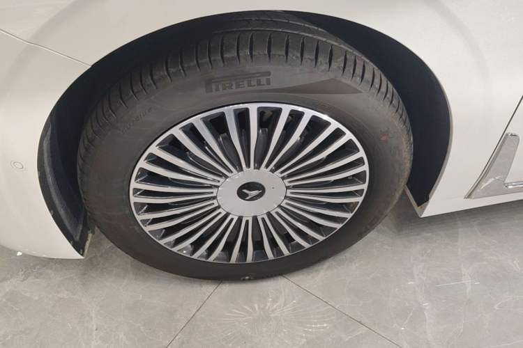 Used VOYAH Dream 2025 PHEV Four-Wheel Drive Prestige Kunpeng Edition Left Front Wheel Hub