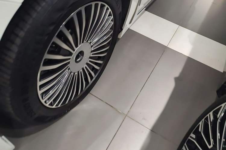 Used VOYAH Dream 2025 PHEV Four-Wheel Drive Prestige Kunpeng Edition Left Front Wheel Hub