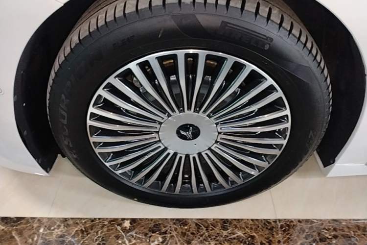 Used VOYAH Dream 2025 PHEV Four-Wheel-Drive Flagship Kunpeng Edition Left Front Wheel Hub