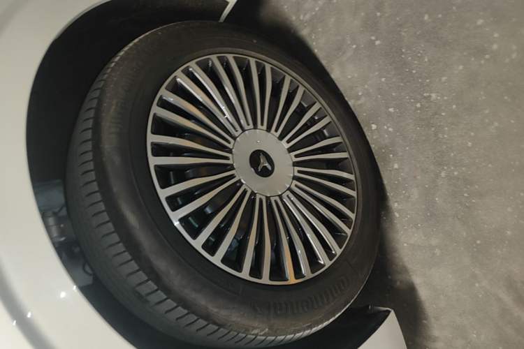 Used VOYAH Dream 2025 PHEV Four-Wheel Drive Prestige Kunpeng Edition Left Front Wheel Hub