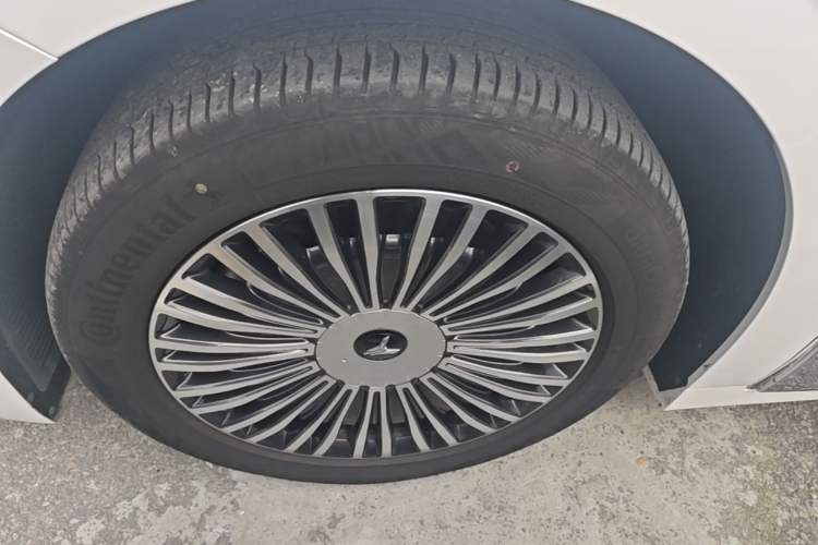 Used VOYAH Dream 2025 PHEV Four-Wheel Drive Prestige Kunpeng Edition Left Front Wheel Hub