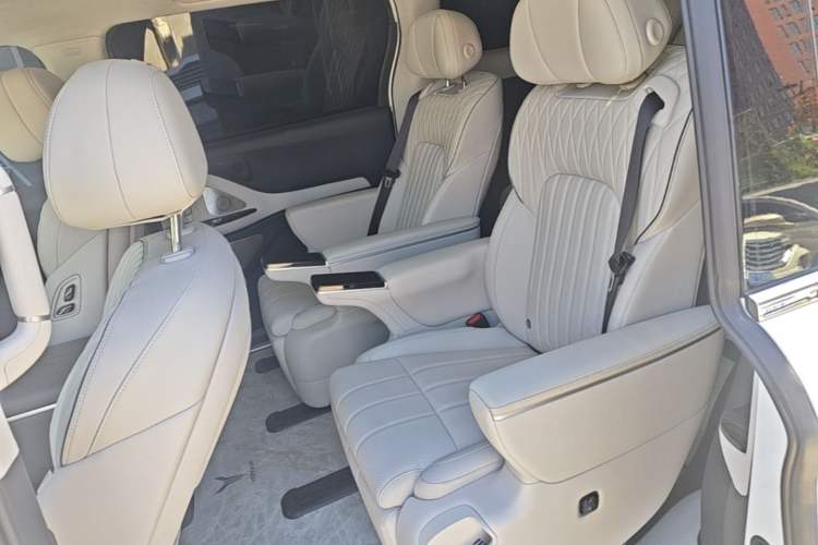 Used VOYAH Dream 2025 PHEV Four-Wheel-Drive Flagship Kunpeng Edition Left Rear Seat