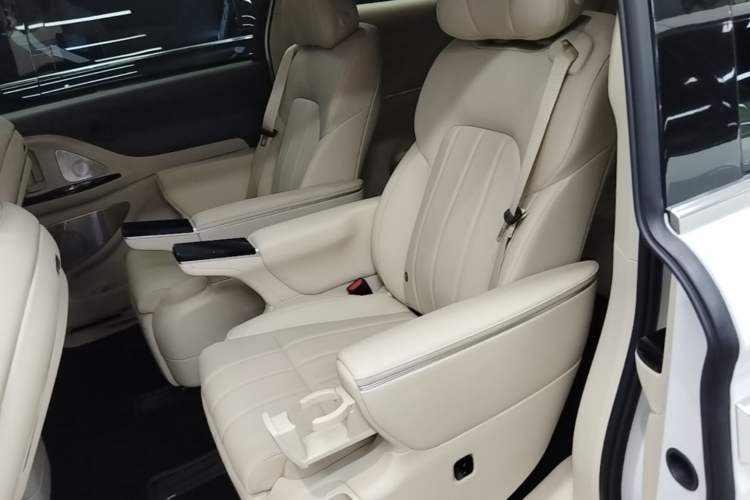 Used VOYAH Dream 2025 PHEV Four-Wheel Drive Prestige Kunpeng Edition Left Rear Seat