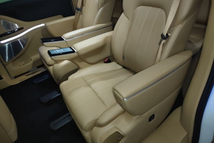 Used VOYAH Dream 2025 PHEV Four-Wheel Drive Prestige Kunpeng Edition Left Rear Seat