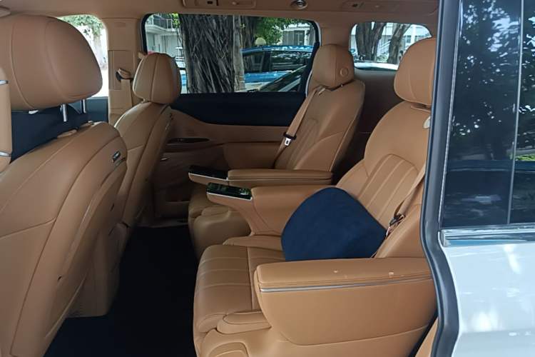 Used VOYAH Dream 2025 PHEV Four-Wheel Drive Excellence Kunpeng Edition Left Rear Seat