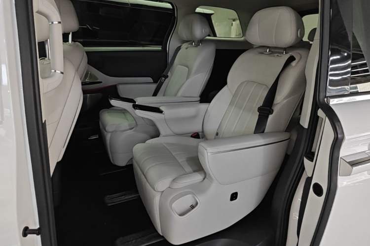 Used VOYAH Dream 2025 PHEV Four-Wheel Drive Prestige Kunpeng Edition Left Rear Seat