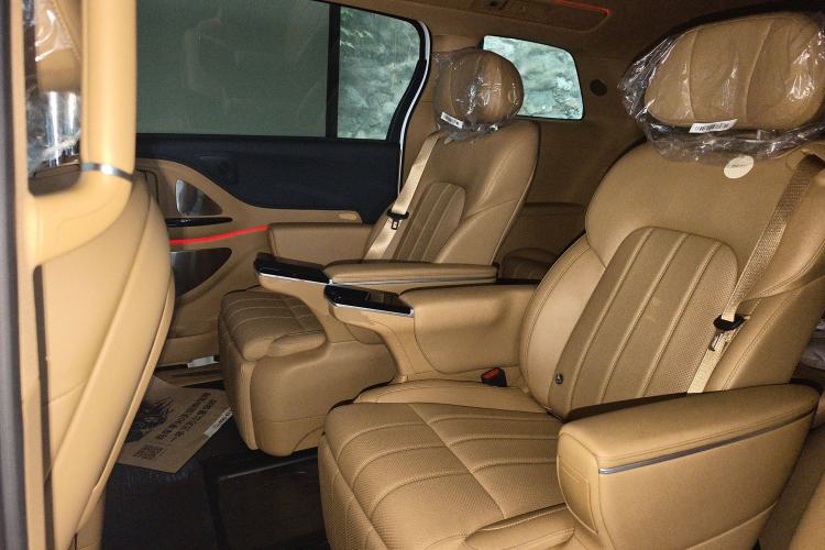 Used VOYAH Dream 2025 PHEV Four-Wheel Drive Prestige Kunpeng Edition Left Rear Seat