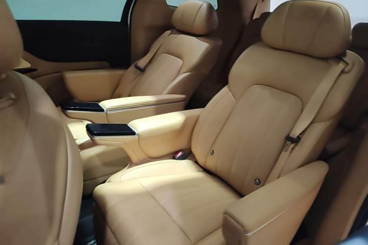 Used VOYAH Dream 2025 PHEV Four-Wheel Drive Prestige Kunpeng Edition Left Rear Seat