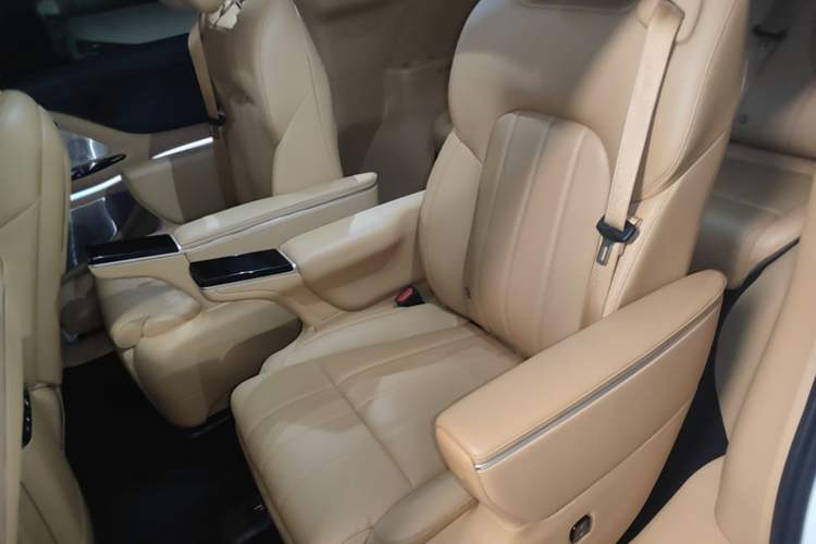 Used VOYAH Dream 2025 PHEV Four-Wheel Drive Prestige Kunpeng Edition Left Rear Seat