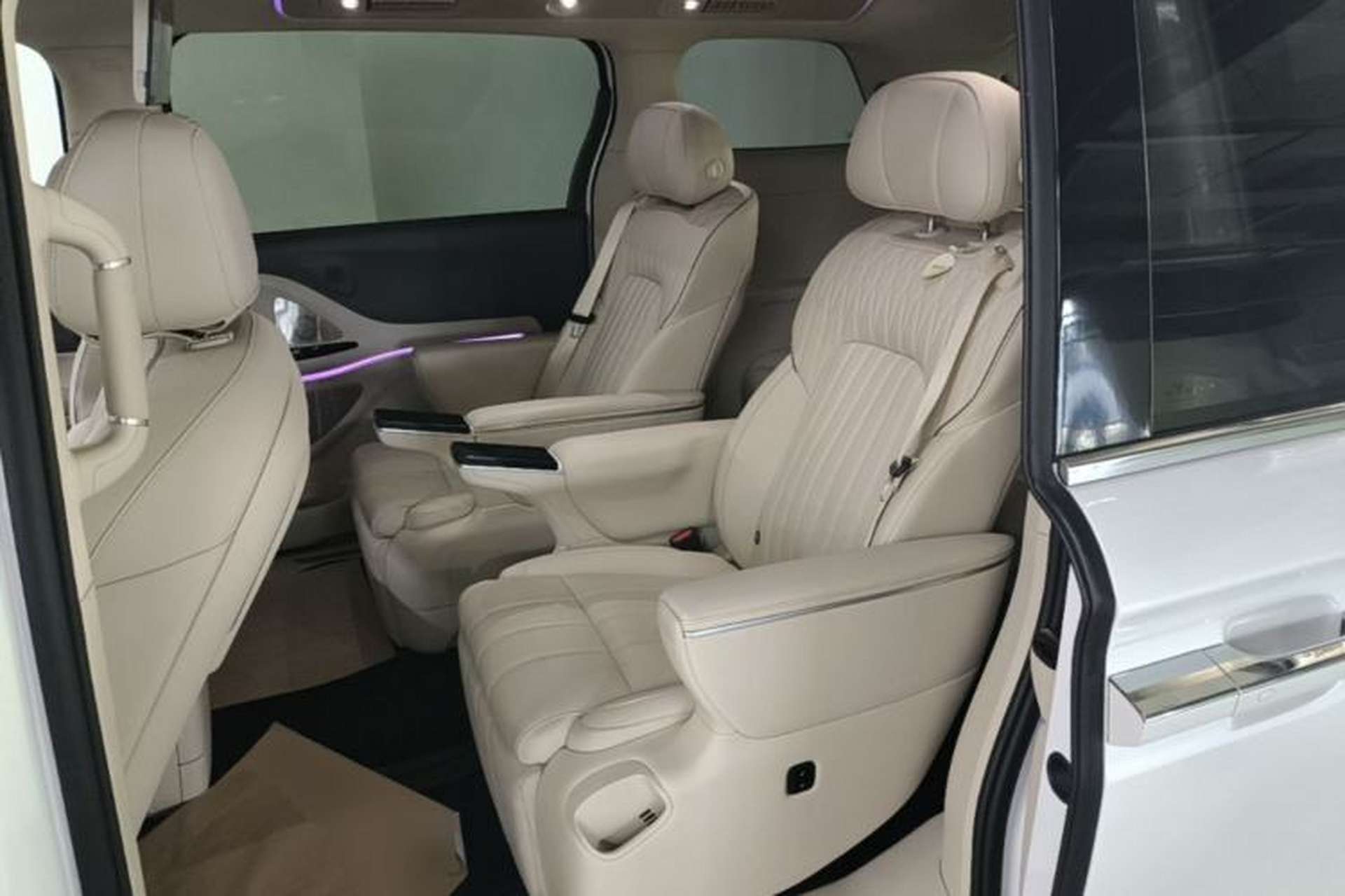 Used VOYAH Dream 2025 PHEV Four-Wheel-Drive Flagship Kunpeng Edition Left Rear Seat