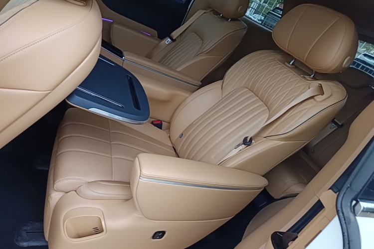 Used VOYAH Dream 2025 PHEV Four-Wheel-Drive Flagship Version – Qiankun Edition Left Rear Seat