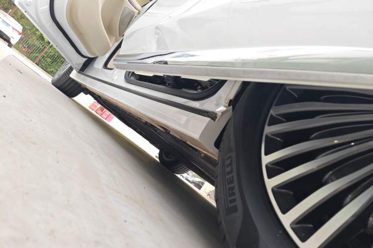 Used VOYAH Dream 2025 PHEV Four-Wheel-Drive Flagship Kunpeng Edition Left Side Sill
