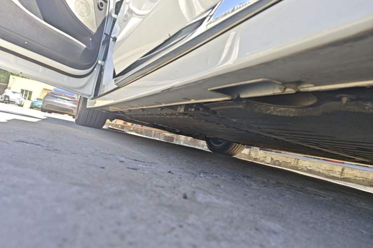 Used VOYAH Dream 2025 PHEV Four-Wheel-Drive Flagship Kunpeng Edition Left Side Sill