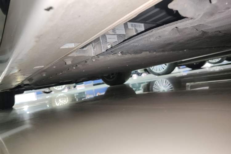 Used VOYAH Dream 2025 PHEV Four-Wheel Drive Prestige Kunpeng Edition Left Side Sill