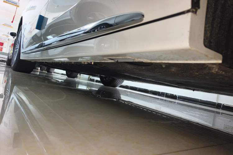 Used VOYAH Dream 2025 PHEV Four-Wheel Drive Prestige Kunpeng Edition Left Side Sill