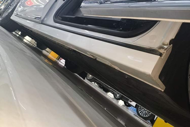 Used VOYAH Dream 2025 PHEV Four-Wheel Drive Prestige Kunpeng Edition Left Side Sill