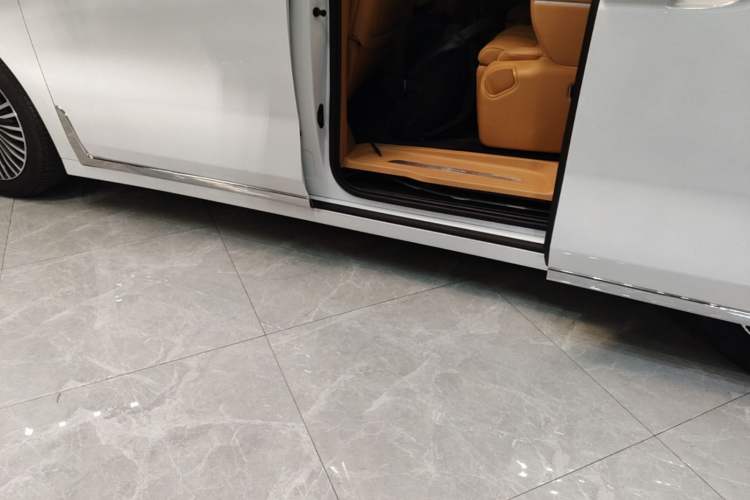 Used VOYAH Dream 2025 PHEV Four-Wheel Drive Prestige Kunpeng Edition Left Side Sill