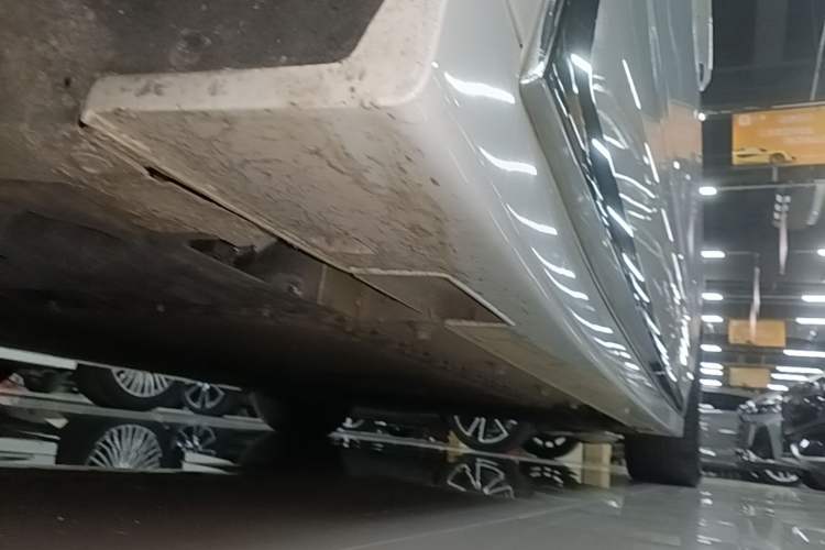 Used VOYAH Dream 2025 PHEV Four-Wheel-Drive Flagship Kunpeng Edition Left Side Sill