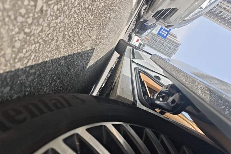 Used VOYAH Dream 2025 PHEV Four-Wheel Drive Prestige Kunpeng Edition Left Side Sill
