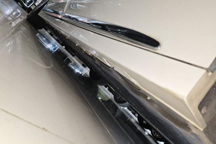 Used VOYAH Dream 2025 PHEV Four-Wheel Drive Prestige Kunpeng Edition Left Side Sill