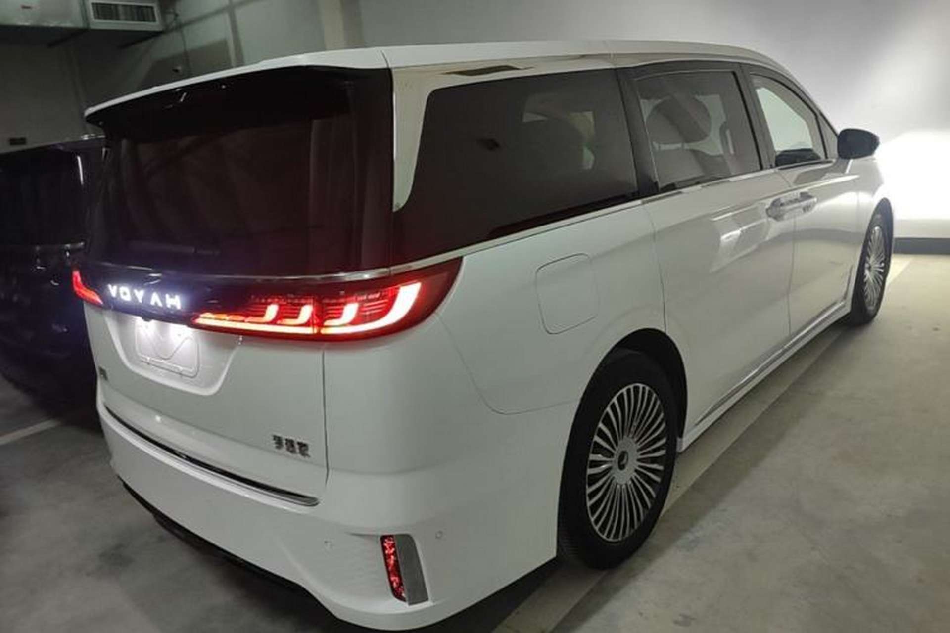 Used VOYAH Dream 2025 PHEV Four-Wheel Drive Prestige Kunpeng Edition Rear Right 45 Deg