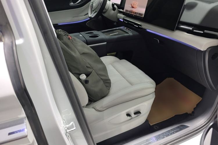 Used VOYAH Dream 2025 PHEV Four-Wheel-Drive Flagship Kunpeng Edition Right Front Seat