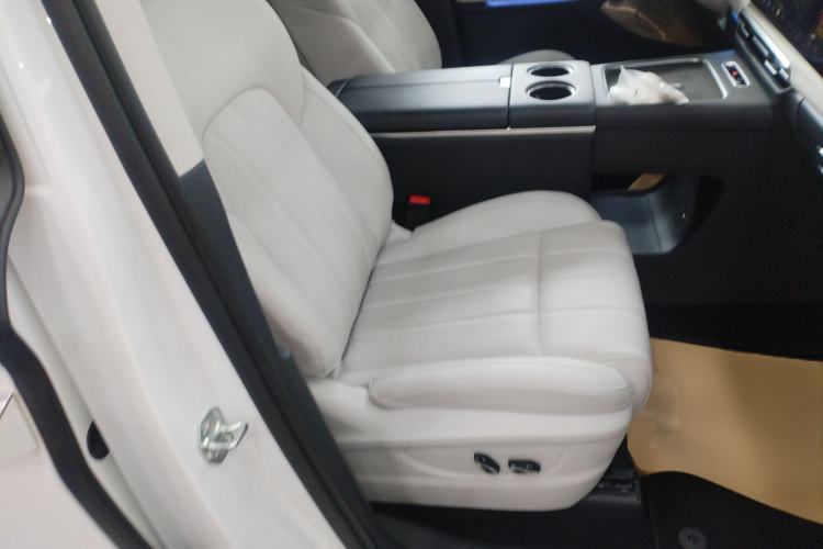 Used VOYAH Dream 2025 PHEV Four-Wheel Drive Prestige Kunpeng Edition Right Front Seat