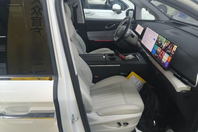 Used VOYAH Dream 2025 PHEV Four-Wheel Drive Prestige Kunpeng Edition Right Front Seat